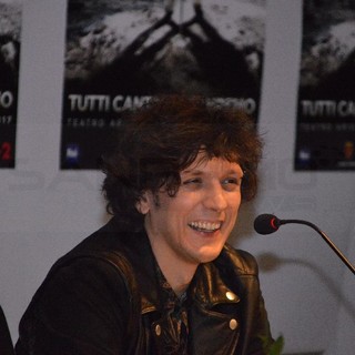 Ermal Meta racconta la sua canzone in Sala Lucio Dalla: “Non parla di violenza, ma di disobbedienza. Perché ho scelto ‘Amara Terra’? Perché siamo tutti viaggiatori”