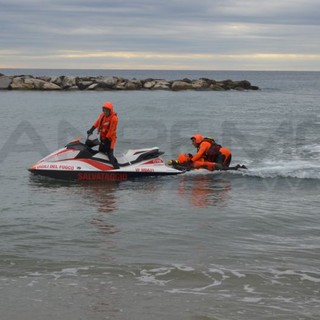 Arma di Taggia: esercitazione dei Vigili del Fuoco per affinare le tecniche di salvataggio in mare con moto d'acqua e gommone