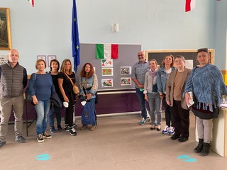 Sannat Primary School. La rappresentanza del Liceo G. D. Cassini con Mr Lawrence Sciberras, Ispettore scolastico