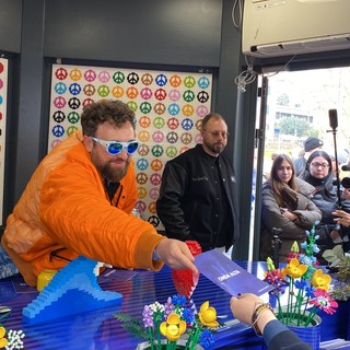 Sanremo 2024, Dargen D'Amico inaugura "Edicola Dargen", uno spazio dove parlare di migrazioni