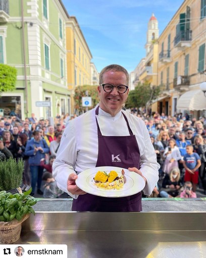 Diano Marina, Ernst Knam delizia il pubblico di Aromatica con 'L'ape in volo': la lemon cake con i sapori della Riviera (foto) Diano Marina, Ernst Knam delizia il pubblico di Aromatica con 'L'ape in volo': la lemon cake con i sapori della Riviera (foto)