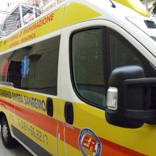 Sanremo: finisce contro un muretto e cade con lo scooter, 58enne ferito