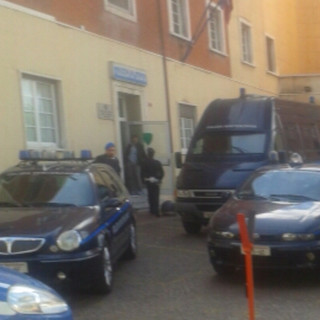 Piazza del Comune off-limits a Ventimiglia, in mattinata estradato un camorrista proveniente dalla Francia