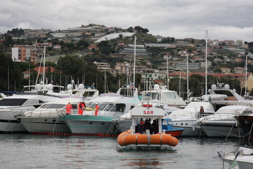 Sanremo: incendio ad una barca a Portosole per un'esercitazione, le foto Sanremo: incendio ad una barca a Portosole per un'esercitazione, le foto