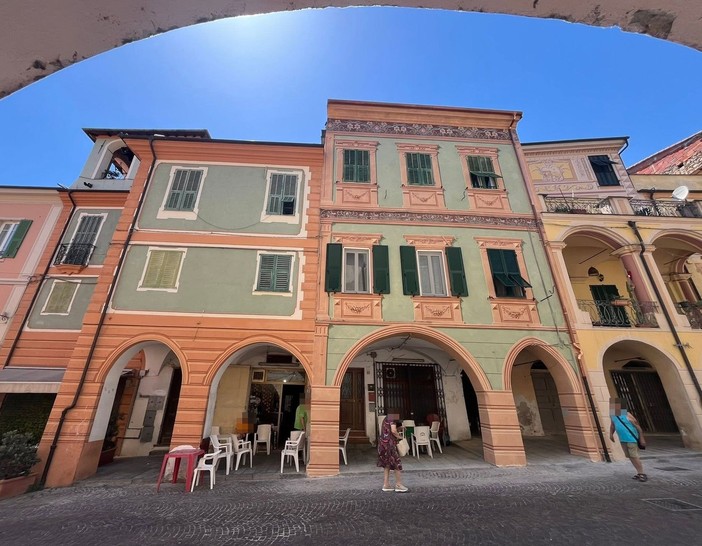 Camporosso rifà la facciata a edificio in piazza Garibaldi, Gibelli: "Intervento di valorizzazione del patrimonio storico locale" (Foto) Camporosso rifà la facciata a edificio in piazza Garibaldi, Gibelli: "Intervento di valorizzazione del patrimonio storico locale" (Foto)
