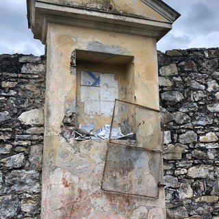 Imperia, vandali in azione a Porto Maurizio: distrutta un'edicola votiva lungo la scalinata del monte Calvario (Foto)