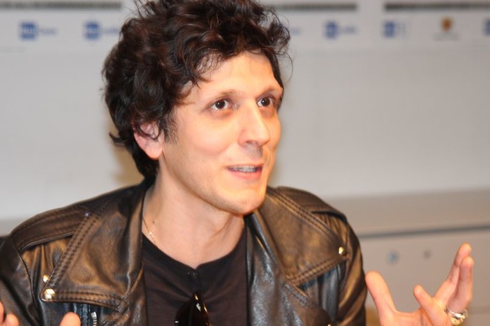 Alle 12 su Radio Onda Ligure 101 intervista con Ermal Meta per parlare del nuovo singolo 'A parte te'