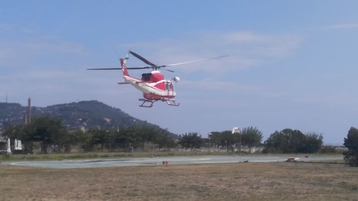 Imperia: scontro scooter-furgone in via Littardi, ferito un uomo trasportanto in elicottero al San Martino (foto e video)