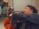 Premio Tenco, lo spettacolo è anche fuori dall'Ariston: Avitabile canta con un artista di strada in via Matteotti, la musica conquista Sanremo Premio Tenco, lo spettacolo è anche fuori dall'Ariston: Avitabile canta con un artista di strada in via Matteotti, la musica conquista Sanremo