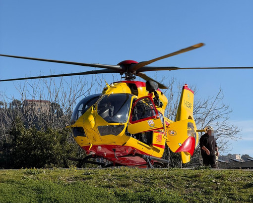 Schianto tra bici e camionetta dei Samu sul Colle di Tenda: 30enne elitrasportato al Santa Corona con traumi gravi