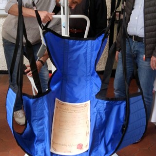 Diano Castello: i Lions donano un sollevatore elettrico per gli ospiti della casa di riposo Quaglia