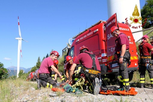 Armo: esercitazione dei vigili del fuoco al parco eolico, le foto dell'intervento addestrativo Armo: esercitazione dei vigili del fuoco al parco eolico, le foto dell'intervento addestrativo
