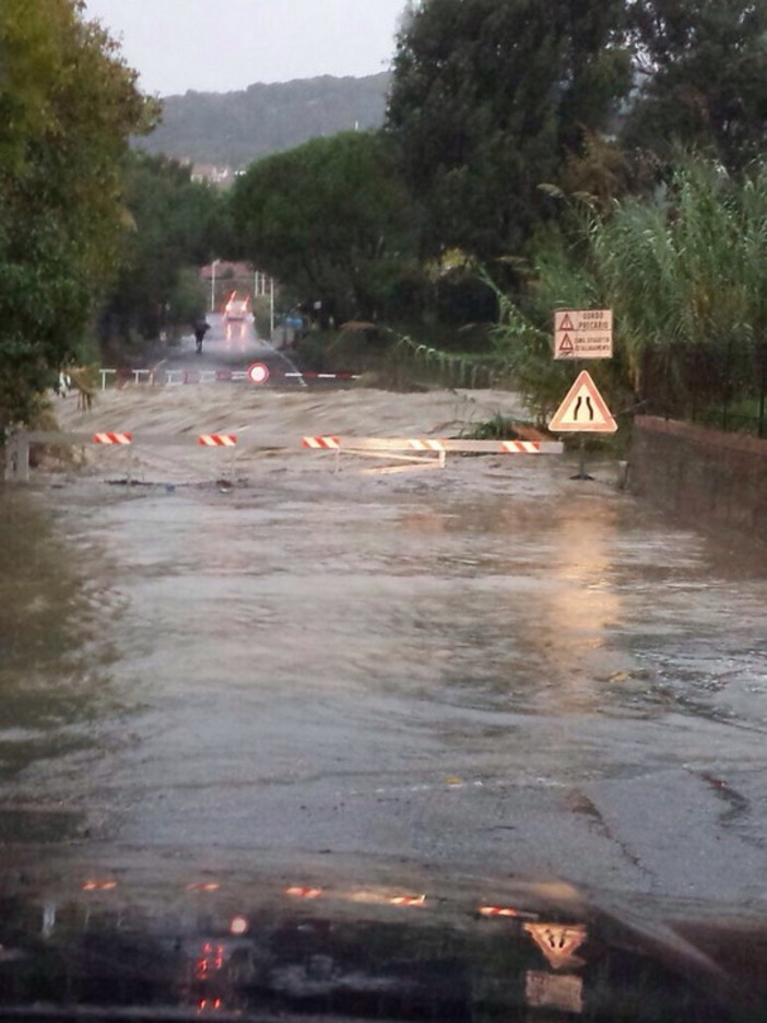Allarme Maltempo, allagamenti e smottamenti nella notte: decine di interventi dei vigili del fuoco, i maggiori danni tra Sanremo e Imperia Allarme Maltempo, allagamenti e smottamenti nella notte: decine di interventi dei vigili del fuoco, i maggiori danni tra Sanremo e Imperia