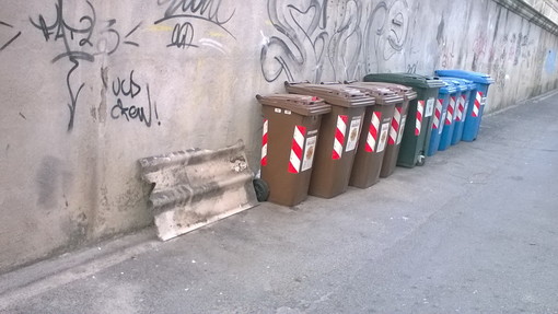 Sanremo: pezzo di eternit abbandonato da giorni lungo il muro del cimitero della Foce, la segnalazione di una lettrice