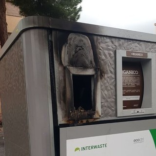 Vallecrosia, tre ecoisole informatizzate in fiamme: individuato il responsabile Vallecrosia, tre ecoisole informatizzate in fiamme: individuato il responsabile