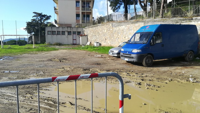 Sanremo: auto abbandonate nell'ex campo sportivo di Poggio, la segnalazione con foto di un residente