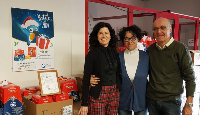 Ventimiglia: con 400 tra pandori e panettoni, l'Istituto scolastico Aprosio primo in Italia per solidarietà Ventimiglia: con 400 tra pandori e panettoni, l'Istituto scolastico Aprosio primo in Italia per solidarietà