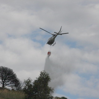 Vasia: grosso incendio in atto, intervento dei mezzi aerei