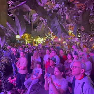 Elezioni Sanremo: Eurovision party, una marea di persone in piazza Bresca assieme a Rolando