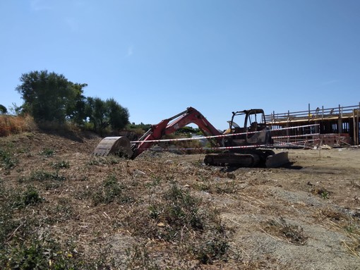 Bordighera, indagini a 360 gradi sull'incendio che ha parzialmente distrutto un escavatore in via Iride (Foto) Bordighera, indagini a 360 gradi sull'incendio che ha parzialmente distrutto un escavatore in via Iride (Foto)