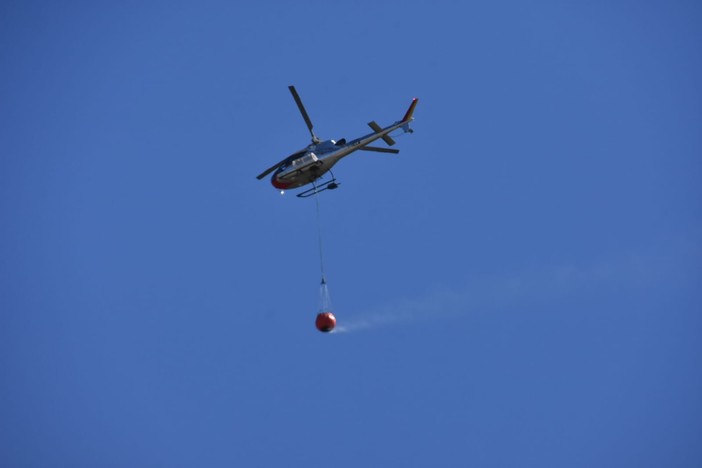 Ventimiglia, ripreso l’incendio di Torri: in azione un elicottero