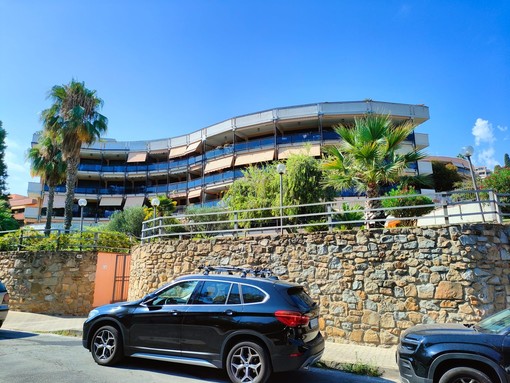 Sanremo: condominio in via Panizzi lasciato senza bidoni della spazzatura, i residenti "Devono trovare una soluzione, non sappiamo come gestire i rifiuti" (Foto) Sanremo: condominio in via Panizzi lasciato senza bidoni della spazzatura, i residenti "Devono trovare una soluzione, non sappiamo come gestire i rifiuti" (Foto)