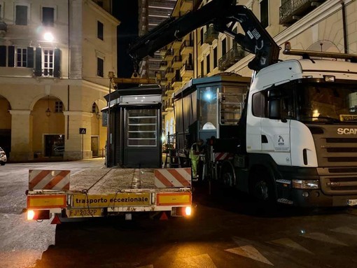 Imperia, il 'nuovo' look dei portici prende forma: installate la nuova edicola e le bacheche (Foto)