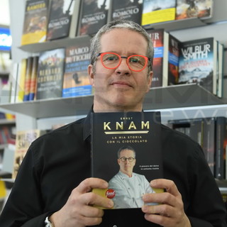 #Sanremo2019: Ernst Knam alla libreria Mondadori, le foto di Tonino Bonomo