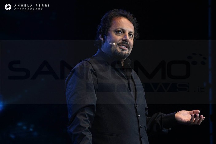 Sanremo: grande successo per Enrico Brignano ieri sera al Teatro Ariston con il suo spettacolo EvoluShow 2.0
