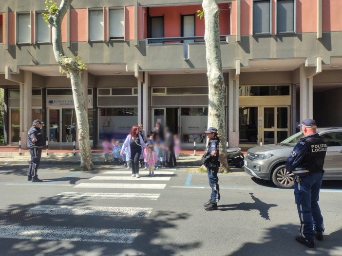 Educazione stradale nelle scuole di Diano Marina con la Polizia Locale. Educazione stradale nelle scuole di Diano Marina con la Polizia Locale.