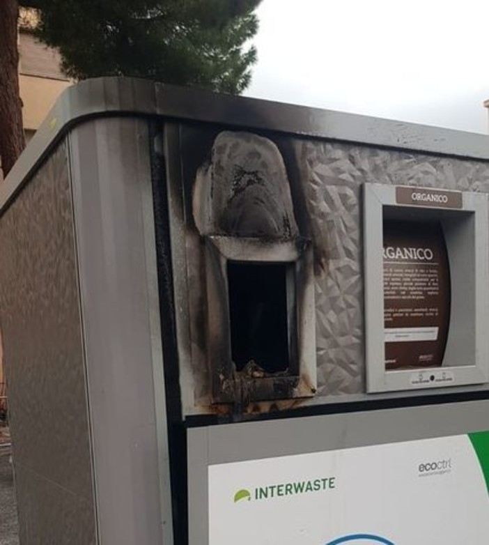 Vallecrosia, tre ecoisole informatizzate in fiamme: individuato il responsabile