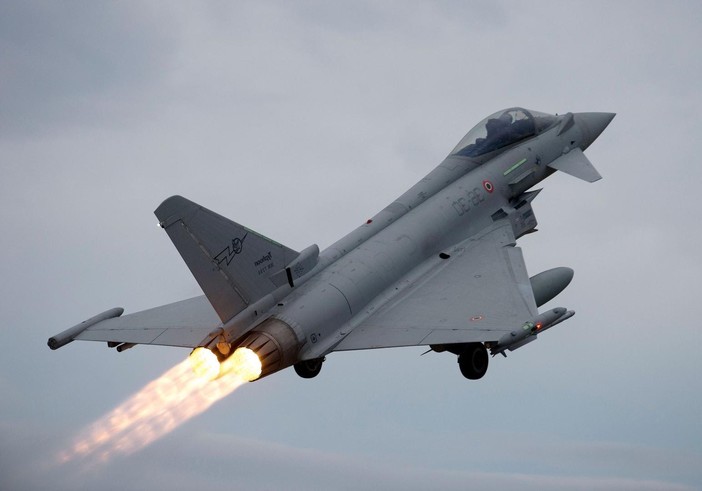 Diano Marina: un aereo militare Eurofighter sorvola la città degli aranci a bassa quota velocissimo verso la Francia