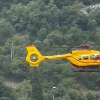 Incidente tra auto e moto ai Piani di Cipressa: Aurelia completamente bloccata, grave un motociclista