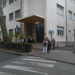 La scuola di Diano Marina dove si trova il seggio n.5