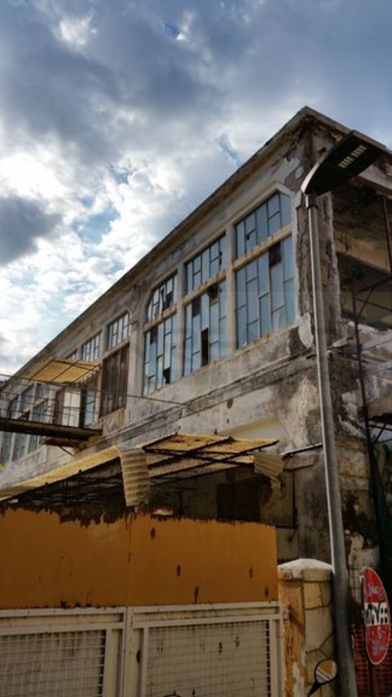 Ventimiglia: degrado e abbandono all'ex Calzaturificio Taverna, brutto spettacolo per i turisti, la segnalazione del nostro lettore Giancarlo Ventimiglia: degrado e abbandono all'ex Calzaturificio Taverna, brutto spettacolo per i turisti, la segnalazione del nostro lettore Giancarlo