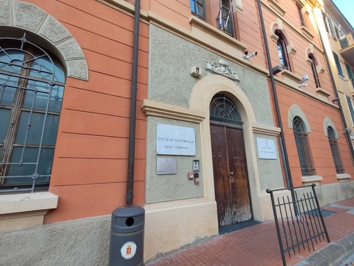 Ventimiglia, lunga coda e ore d'attesa: caos allo sportello di Rivieracqua Ventimiglia, lunga coda e ore d'attesa: caos allo sportello di Rivieracqua