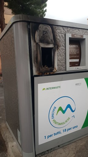 Vallecrosia, atto vandalico nella notte: tre ecoisole informatizzate in fiamme Vallecrosia, atto vandalico nella notte: tre ecoisole informatizzate in fiamme