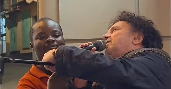 Premio Tenco, lo spettacolo è anche fuori dall'Ariston: Avitabile canta con un artista di strada in via Matteotti, la musica conquista Sanremo Premio Tenco, lo spettacolo è anche fuori dall'Ariston: Avitabile canta con un artista di strada in via Matteotti, la musica conquista Sanremo