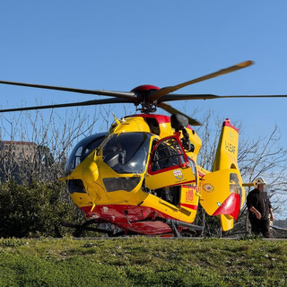Schianto tra bici e camionetta dei Samu sul Colle di Tenda: 30enne elitrasportato al Santa Corona con traumi gravi