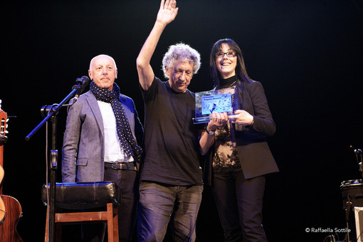 Sanremo: consegnato a Eugenio Bennato il Premio “Una Vita per la Musica" dedicato a Erio Tripodi Sanremo: consegnato a Eugenio Bennato il Premio “Una Vita per la Musica" dedicato a Erio Tripodi