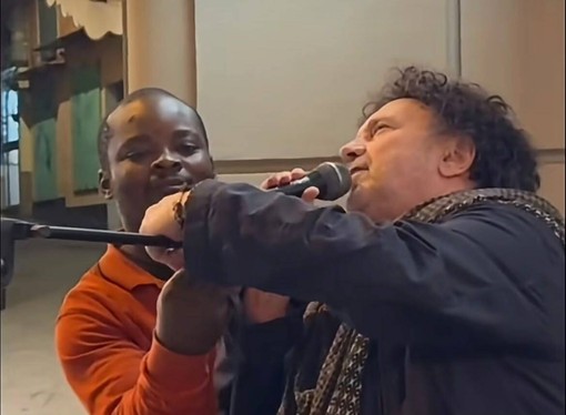 Premio Tenco, lo spettacolo è anche fuori dall'Ariston: Avitabile canta con un artista di strada in via Matteotti, la musica conquista Sanremo