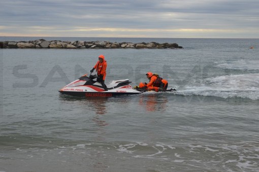 Arma di Taggia: esercitazione dei Vigili del Fuoco per affinare le tecniche di salvataggio in mare con moto d'acqua e gommone