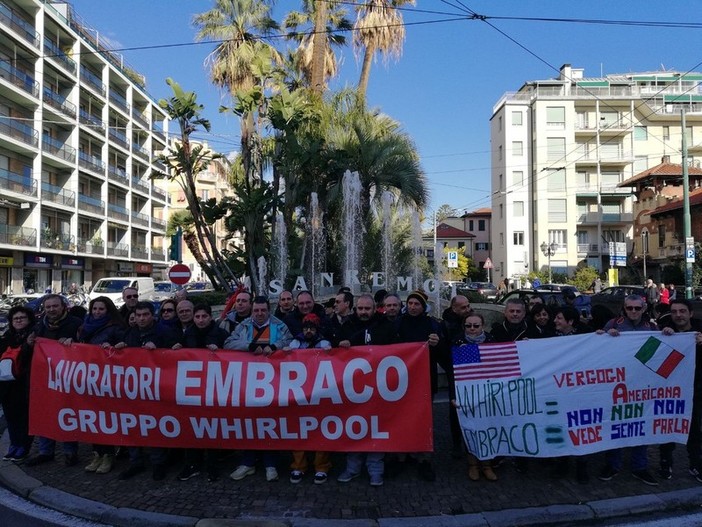 Embraco, i lavoratori fanno sentire la loro voce anche a #Sanremo2018: "Chiediamo ai conduttori di accoglierci sul palco dell'Ariston" (FOTO e VIDEO) Embraco, i lavoratori fanno sentire la loro voce anche a #Sanremo2018: "Chiediamo ai conduttori di accoglierci sul palco dell'Ariston" (FOTO e VIDEO)