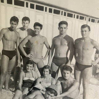 Estate a Sanremo, 1954: il londinese Gary Saffer cerca volti e ricordi in una foto di gruppo sulla spiaggia