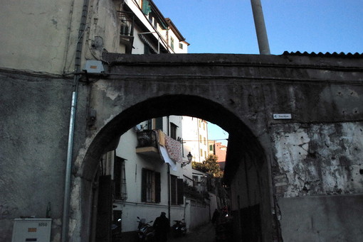 Sanremo: scippata della borsa nel centro storico, una lettrice allerta i residenti sul 'modus operandi'