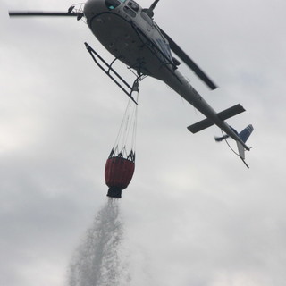 Imperia: domato l'incendio a Torre Paponi, avviate le operazioni di bonifica