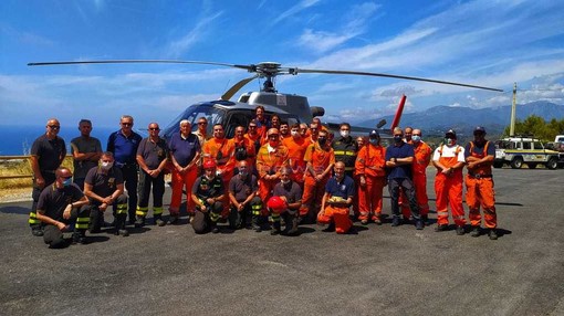 Bordighera: elicottero in azione su Monte Nero per l'esercitazione antincendio con Vigili del Fuoco e Protezione Civile (Foto e video)
