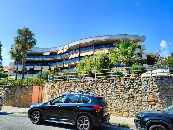 Sanremo: condominio in via Panizzi lasciato senza bidoni della spazzatura, i residenti "Devono trovare una soluzione, non sappiamo come gestire i rifiuti" (Foto)