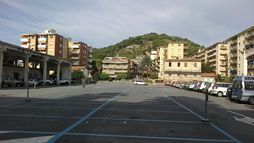 Vallecrosia: situazione parcheggi a pagamento dell'area dell'ex mercato, la minoranza va all'attacco dell'amministrazione Vallecrosia: situazione parcheggi a pagamento dell'area dell'ex mercato, la minoranza va all'attacco dell'amministrazione