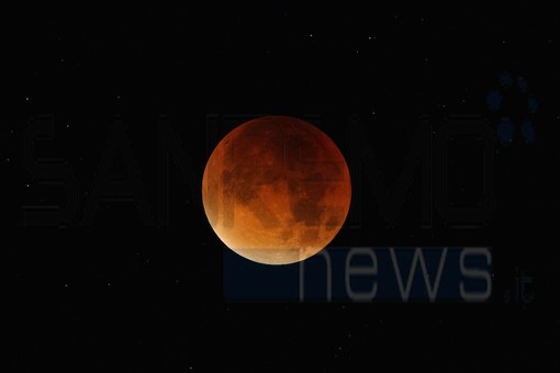 Imperia: le bellissime foto dell'eclisse di Luna scattate da Uliano Bietola del Gruppo Imperiese Astrofili